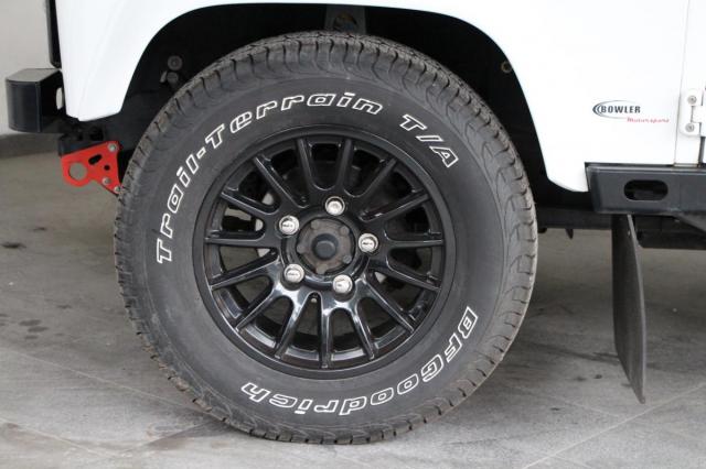 Land Rover Defender 90 image 8
