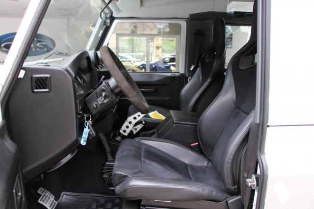 Land Rover Defender 90 image 5