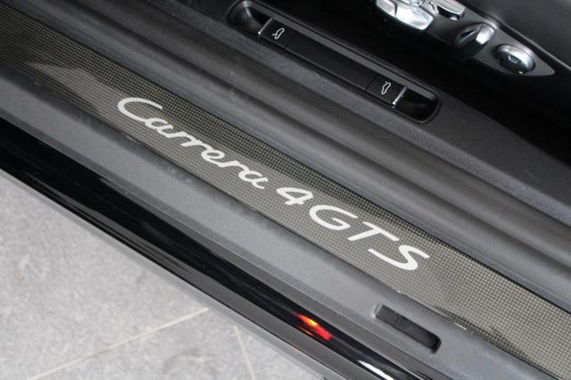 Porsche 911 image 9