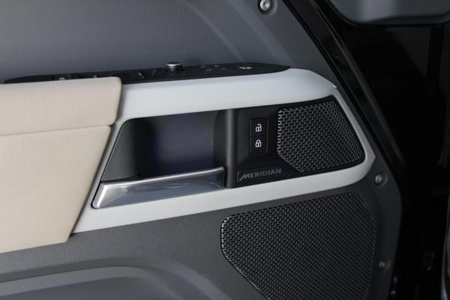 Land Rover Defender image 7