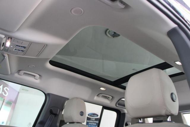 Land Rover Defender image 3