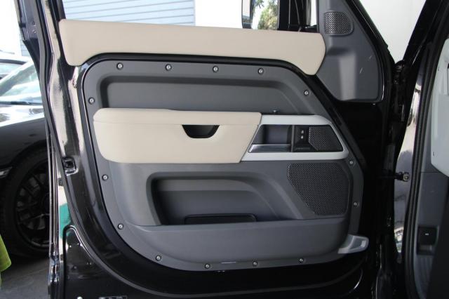 Land Rover Defender image 9