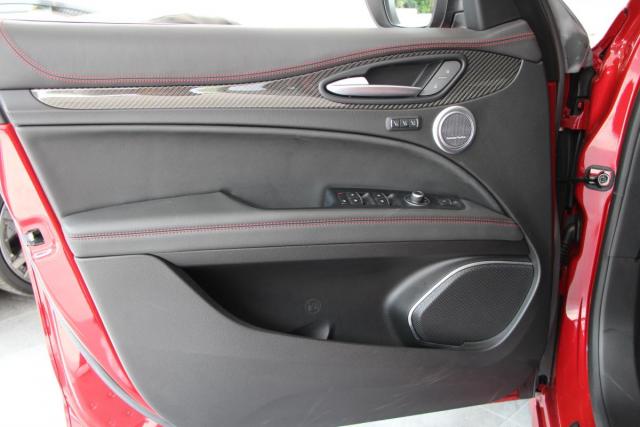 Alfa Romeo Stelvio image 8