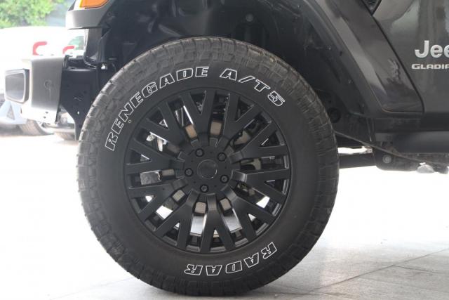 Jeep Gladiator image 9