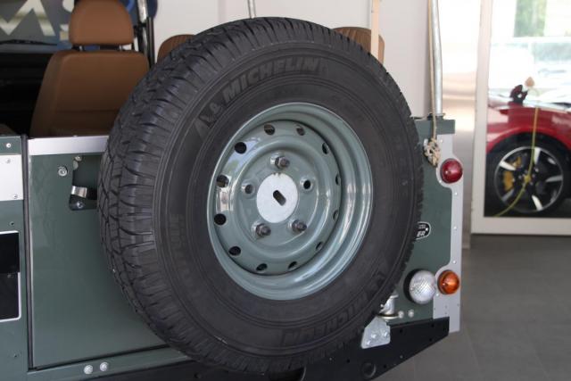 Land Rover Defender 110 image 5