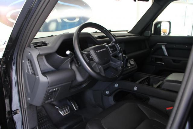 Land Rover Defender image 5