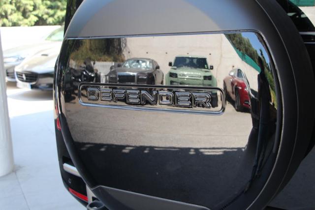 Land Rover Defender image 9