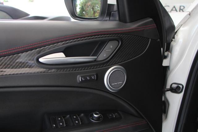 Alfa Romeo Stelvio image 8