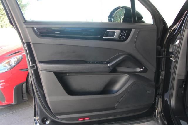 Porsche Cayenne image 6