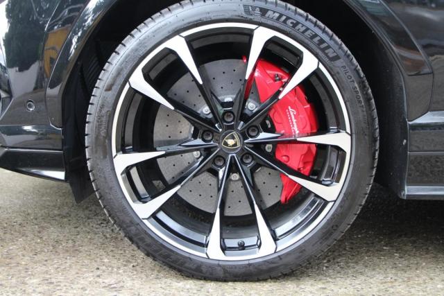 Lamborghini Urus image 9