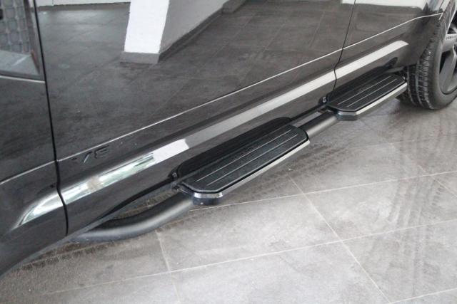 Land Rover Defender image 6