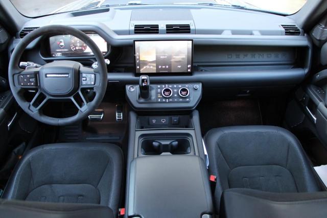 Land Rover Defender image 4