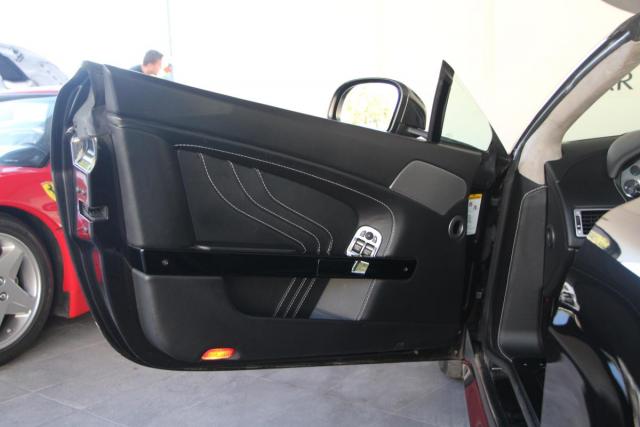 Aston Martin V8 Vantage image 4