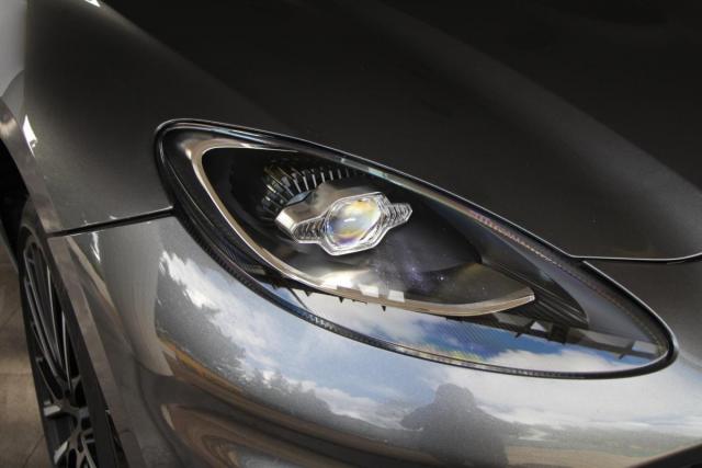 Aston Martin Dbx image 8