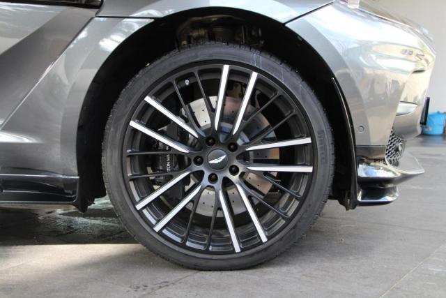 Aston Martin Dbx image 3