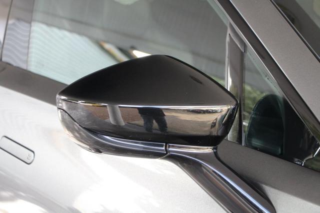 Aston Martin Dbx image 2