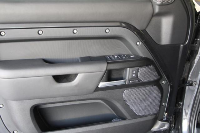 Land Rover Defender image 6