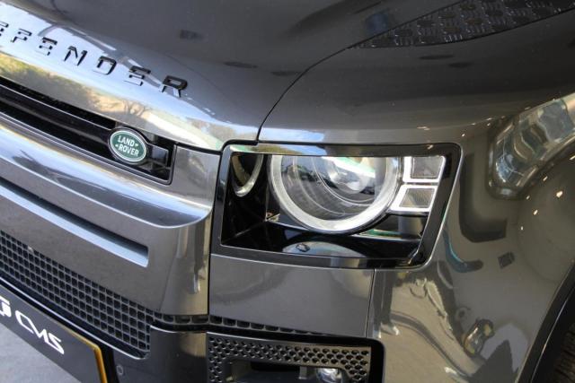 Land Rover Defender image 9