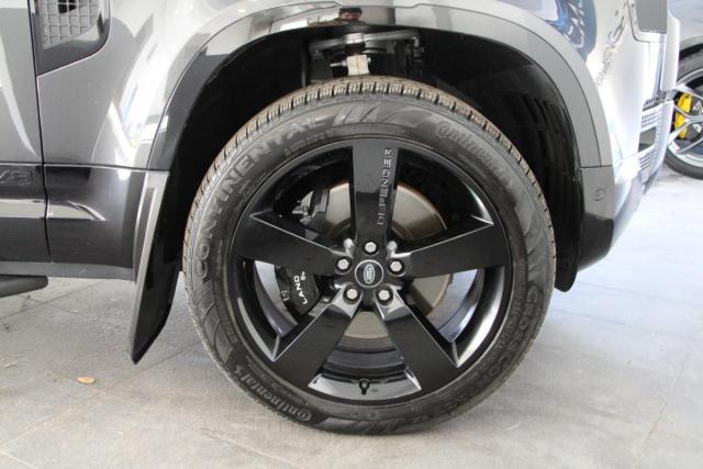 Land Rover Defender image 5