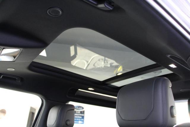 Land Rover Defender image 7