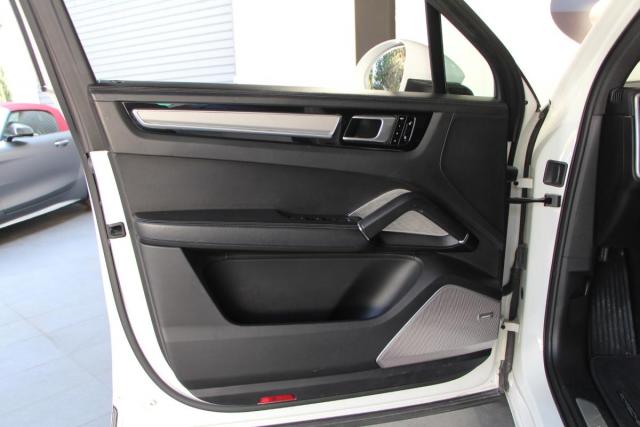 Porsche Cayenne image 2