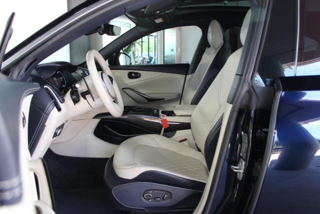 Aston Martin Dbx image 1