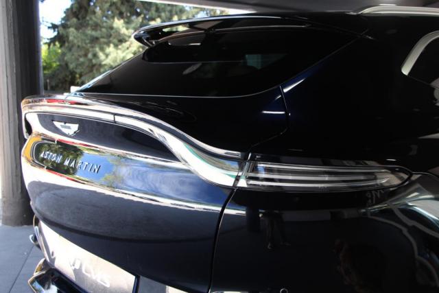 Aston Martin Dbx image 7