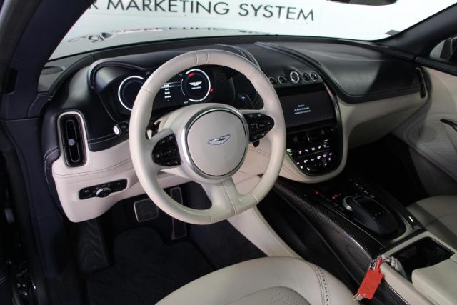 Aston Martin Dbx image 2