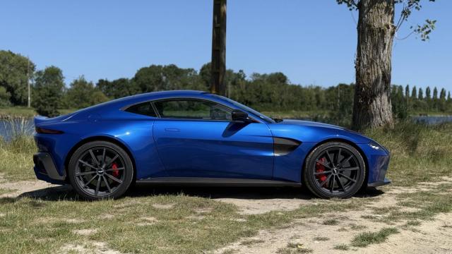 Aston Martin Vantage image 8