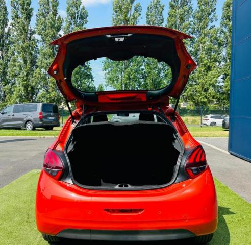 Peugeot 208 image 8