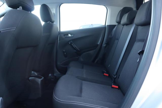 Peugeot 208 image 6