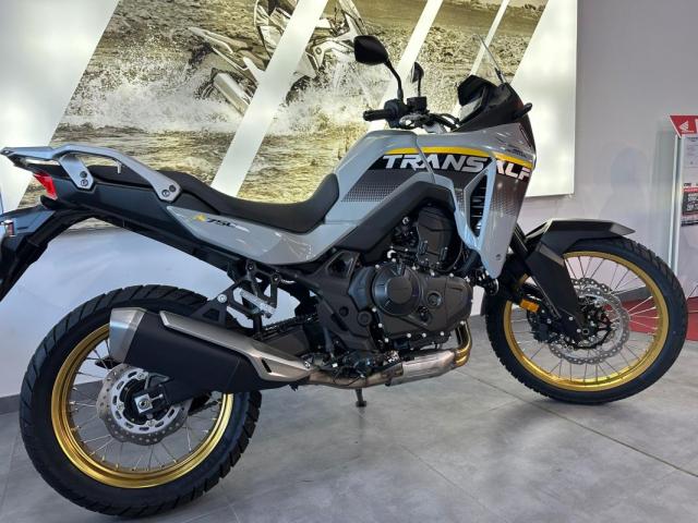 Honda Transalp 750 Full image 3