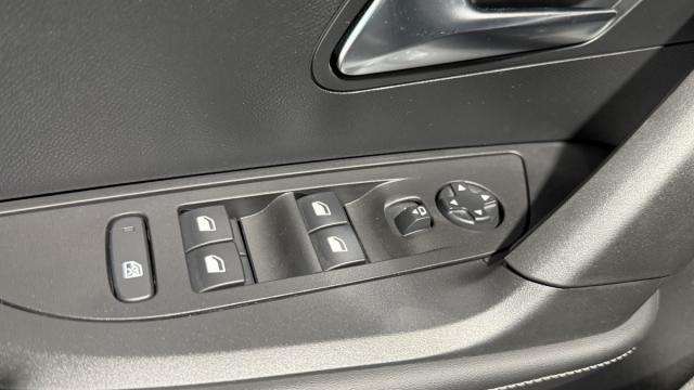 Peugeot 2008 image 9