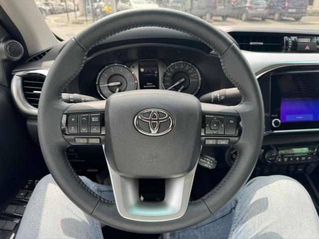 Toyota Hilux image 8
