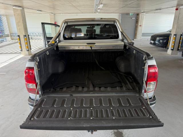 Toyota Hilux image 8