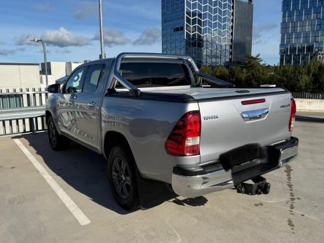 Toyota Hilux image 8