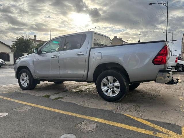 Toyota Hilux image 2