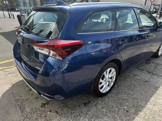 Toyota Auris image 5