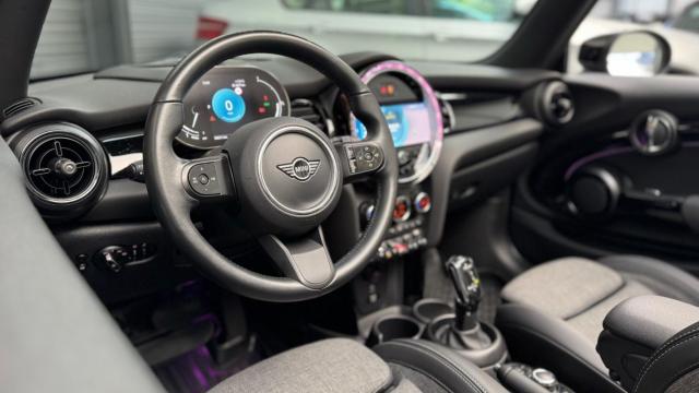 Mini Cabrio image 8