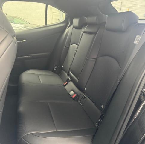 Lexus Ux image 1