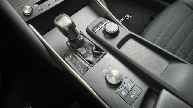 Lexus Is image 3