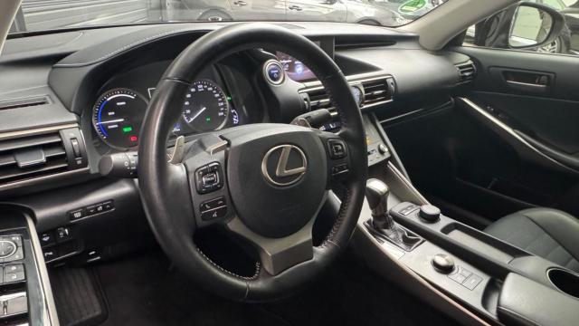 Lexus Is image 9