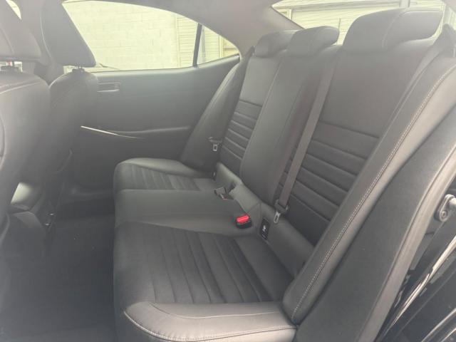 Lexus Is image 5
