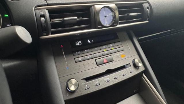 Lexus Is image 2