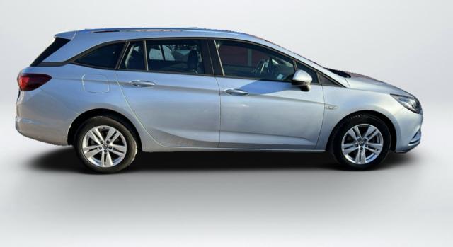Opel Astra Sports Tourer image 2