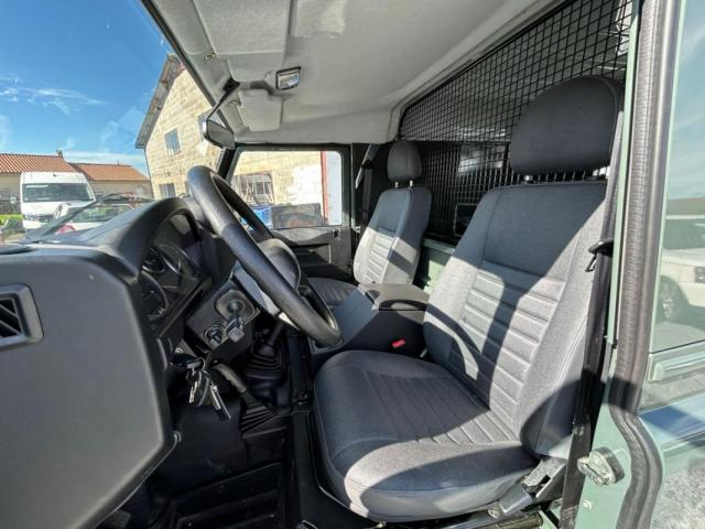 Land Rover Defender image 4