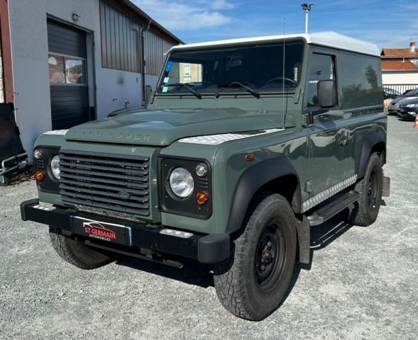 Land Rover Defender image 9