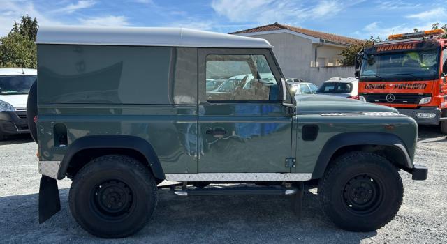 Land Rover Defender image 6