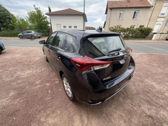 Toyota Auris image 2