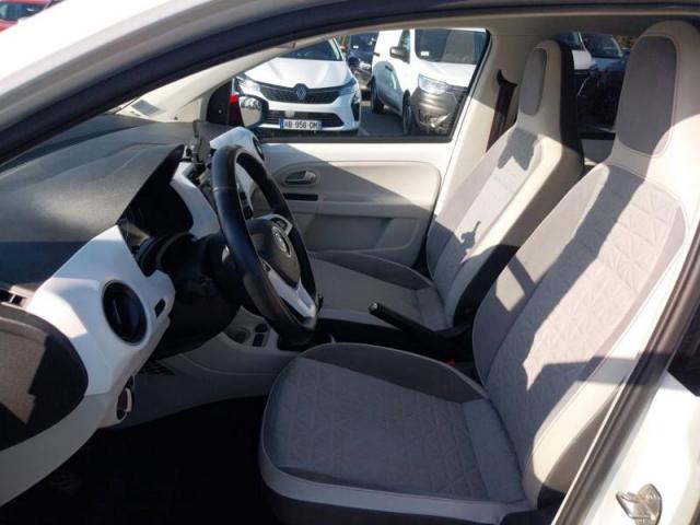 Volkswagen Up! image 9